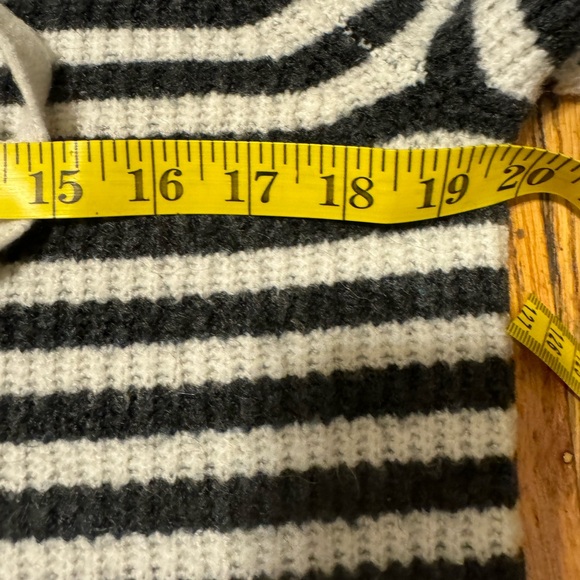 Gap wool mix size S comfortable sweater in good condition - Picture 7 of 9